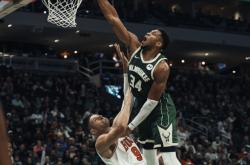 开云APP包含清晨NBA季后赛传出新动向，密尔沃基雄鹿再遭质疑，管理层表态：底气十足，轮换策略成焦点的词条