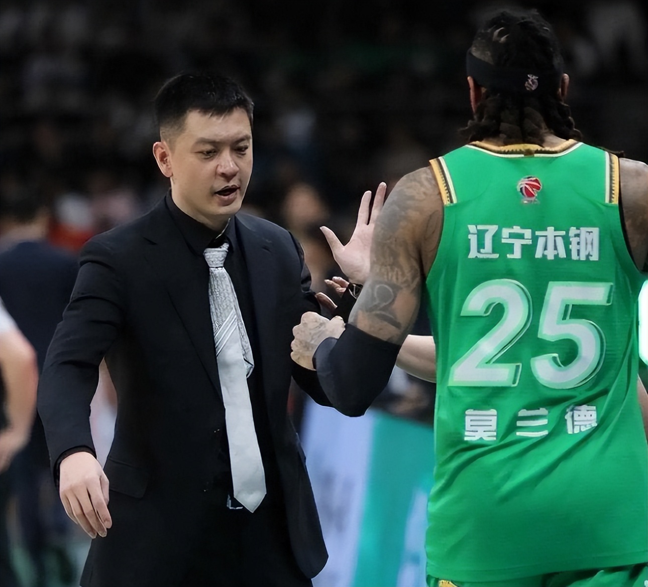 窗口期CBA常规赛焦点战；夏洛特黄蜂迎来里程碑；赛场秩序良好；年轻球员得到机会的简单介绍