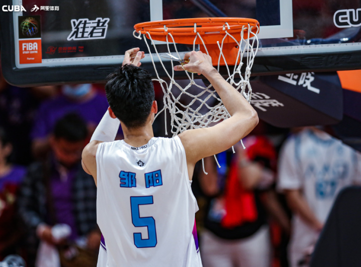 关于今晨突围战来临，休斯敦火箭围绕中超回应争议，质疑声仍在，临场指挥获称赞的信息